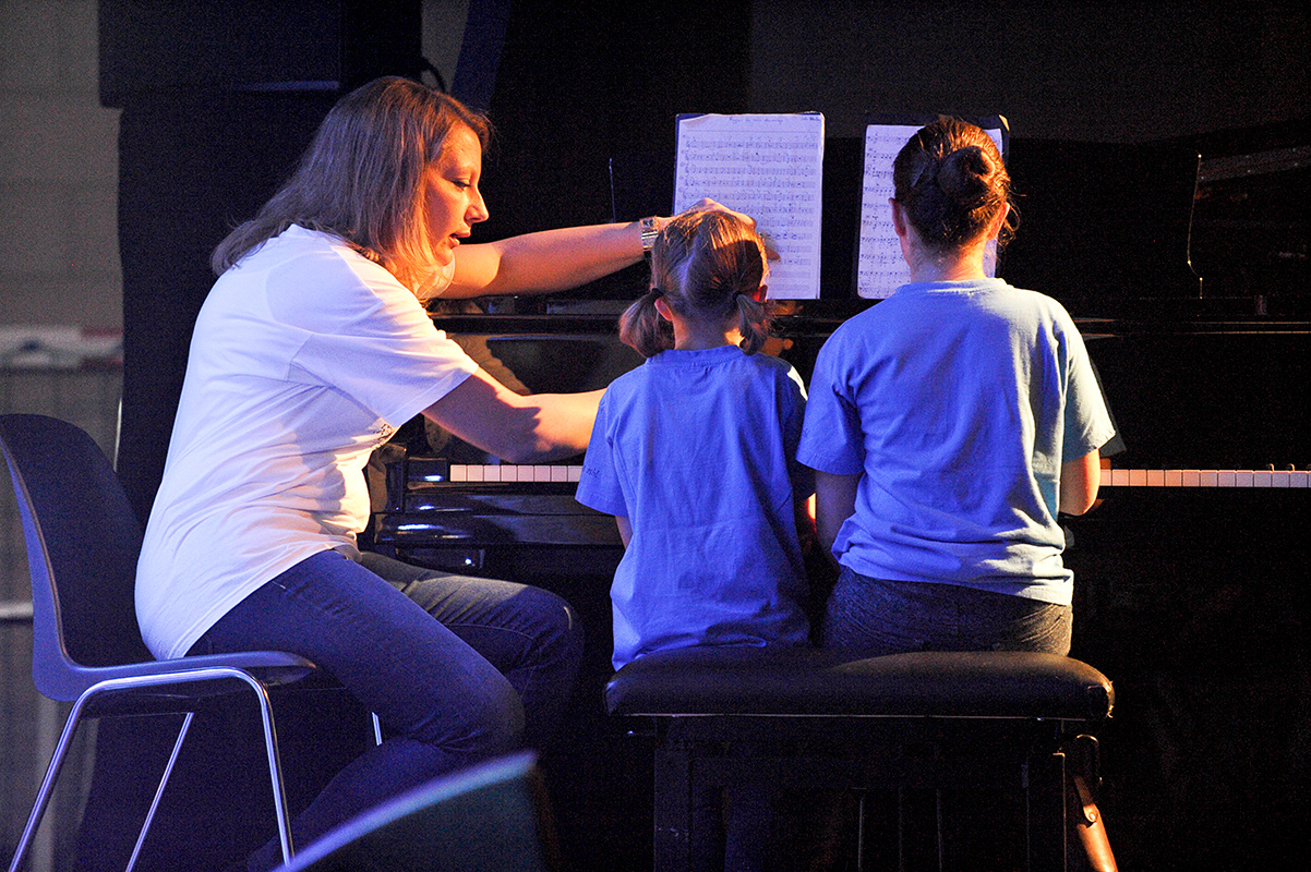 Dubbl'Arts, ensemble instrumental jouant dans la salle de danse