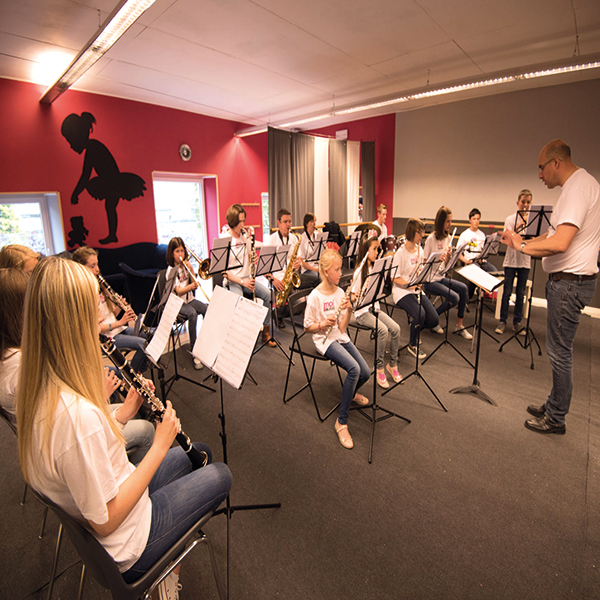 Dubbl'Arts, ensemble instrumental jouant dans la salle de danse